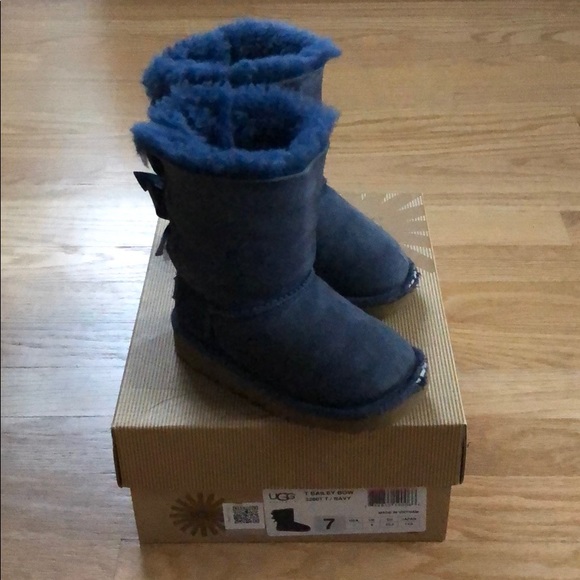 UGG Toddler Bailey Bow Boots - Picture 4 of 6